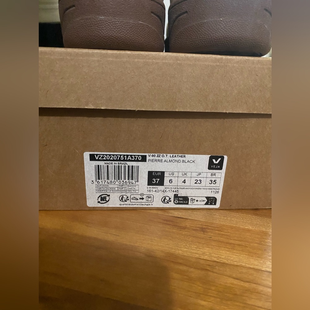 Women’s Veja V-90 ZZ Gold and Neutral Sneaker - Picture 10 of 10
